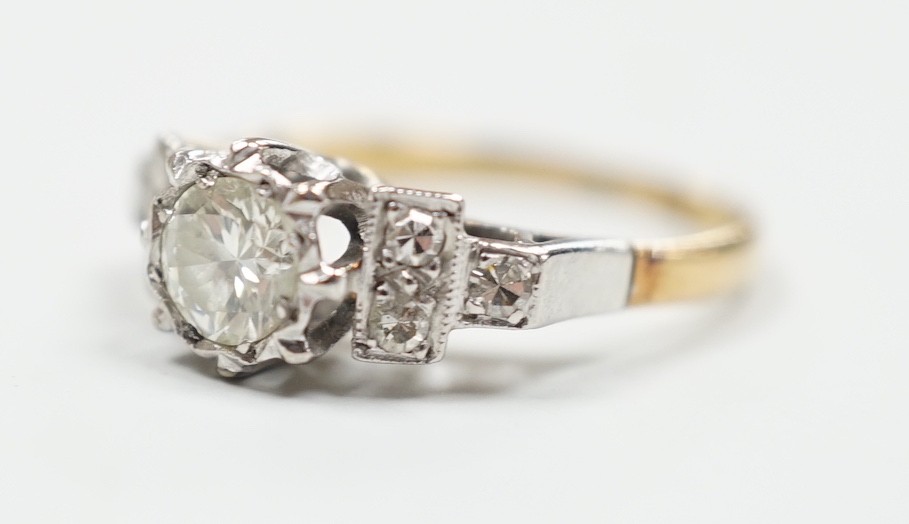 An 18ct and single stone diamond ring, with diamond set shoulders, size H, gross weight 2.6 grams